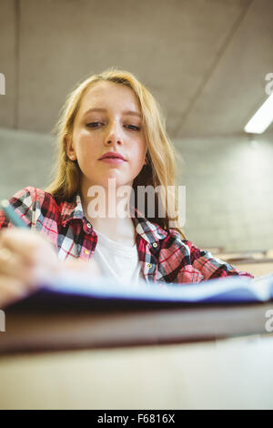 L'accent student taking notes pendant les cours Banque D'Images