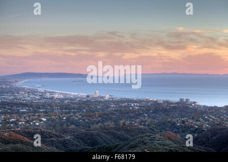 À la tombée de la baie de Santa Monica en Californie du Sud. Banque D'Images