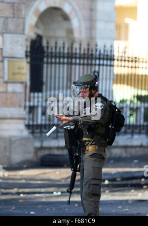 Un soldat israélien est vu jeter un gaz lacrymogènes lors des manifestations dans la ville cisjordanienne de Bethléem. Après une autre semaine de violence dans les territoires palestiniens occupés, des affrontements ont éclaté dans la ville cisjordanienne de Bethléem entre jeunes Palestiniens et soldats israéliens. Des affrontements se sont poursuivies dans la soirée. Les récentes violences qui ont éclaté au cours de la semaine a été condamné par Amnesty International ainsi que Médecins Sans Frontières (MSF), les forces israéliennes d'infiltration après l'assaut d'un hôpital gouvernemental de la ville de Cisjordanie d'Hébron, tuant un homme de 28 ans wa Banque D'Images