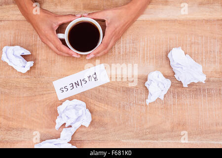 Au-dessus de la boule de papier et du café Banque D'Images