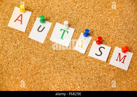 L'Autisme coincé sur le panneau de liège Banque D'Images