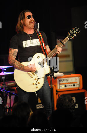 Raleigh, Caroline du Nord, USA. 21 Nov, 2008. JESSE HUGHES musicien du groupe Eagles of Death Metal en concert que de leur tournée de 2008 fait un arrêt à la Lincoln Theatre situé au centre-ville de Raleigh. (Crédit Image : © Jason Moore/ZUMA Press) Banque D'Images