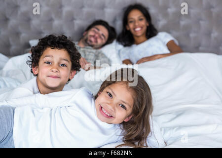 Famille dans son lit Banque D'Images