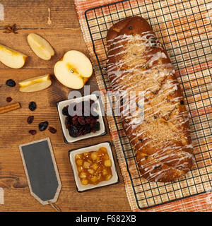 Maison de vacances Apple Cake aux raisins et cannelle Banque D'Images