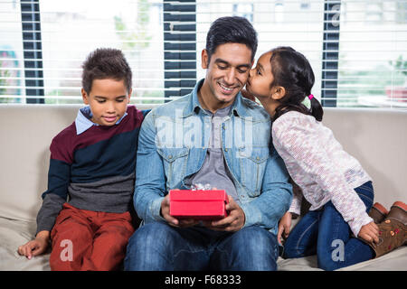 Père heureux de recevoir un cadeau de ses enfants Banque D'Images