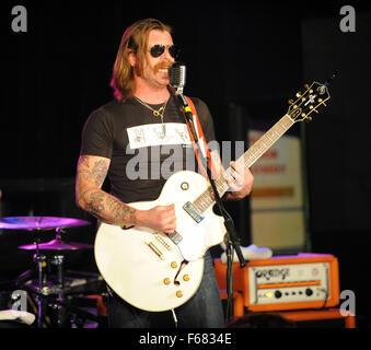 Raleigh, Caroline du Nord, USA. 21 Nov, 2008. JESSE HUGHES musicien du groupe Eagles of Death Metal en concert que de leur tournée de 2008 fait un arrêt à la Lincoln Theatre situé au centre-ville de Raleigh. (Crédit Image : © Jason Moore/ZUMA Press) Banque D'Images