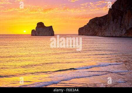 Pan di Zucchero au coucher du soleil, Village de Masua, Sardaigne, île, Italie Banque D'Images