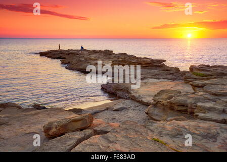 Coucher du soleil à la Riviera del Corallo, l'île de la Sardaigne, Italie Banque D'Images