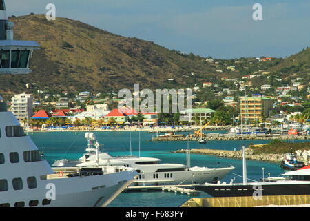 Bateau de croisière et de bateaux dans la Dr A C Wathey Cruise Port, St Martin ou St Martin, Caraïbes Banque D'Images