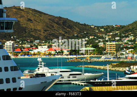 Bateau de croisière et de bateaux dans la Dr A C Wathey Cruise Port, St Martin ou St Martin, Caraïbes Banque D'Images