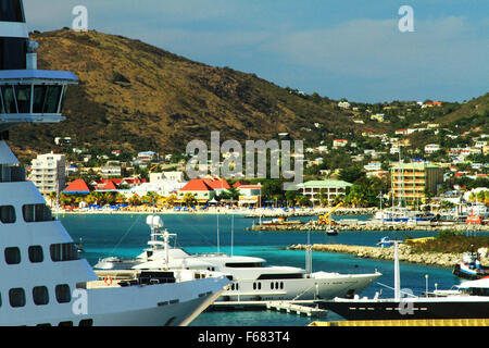 Bateau de croisière et de bateaux dans la Dr A C Wathey Cruise Port, St Martin ou St Martin, Caraïbes Banque D'Images