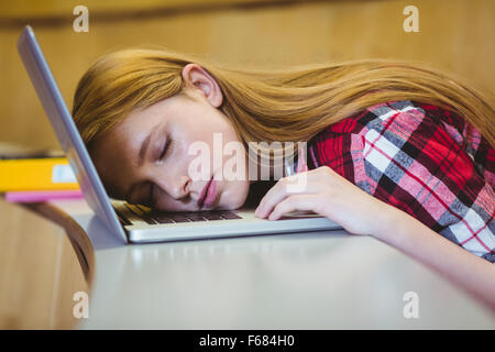 Blonde student sleeping on laptop Banque D'Images