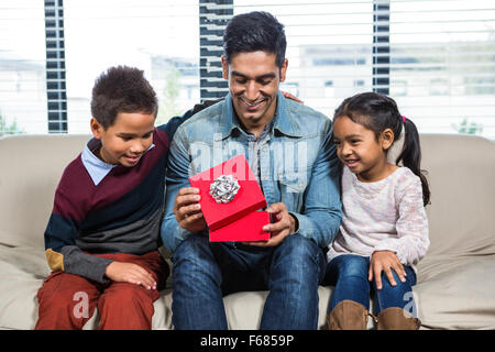 Père heureux de recevoir un cadeau de ses enfants Banque D'Images