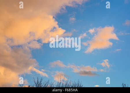 Cloudscape avec les couleurs du coucher du soleil Banque D'Images