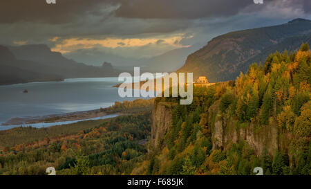 En s'appuyant sur une pointe rocheuse coucher du soleil sur la rivière Columbia Banque D'Images