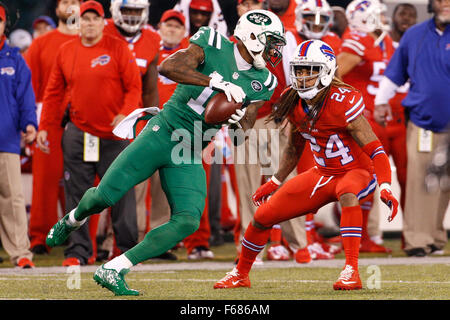 East Rutherford, New Jersey, USA. 12Th Nov, 2015. New York Jets receveur Brandon Marshall (15) en action sur Buffalo Bills Stephon évoluait Gilmore (24) après la capture au cours de la NFL match entre les Bills de Buffalo et les Jets de New York au Stade MetLife à East Rutherford, New Jersey. Les Bills de Buffalo a gagné 22-17. Christopher Szagola/CSM/Alamy Live News Banque D'Images