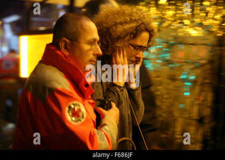 Paris, France. 14Th Nov, 2015. CORBIS OUT  = les victimes de la fusillade à la salle de concert Bataclan dans le centre de Paris sont évacués pour recevoir les premiers soins. Plus d'une centaine de personnes ont été tuées et plusieurs autres blessés lorsque des hommes armés ont ouvert le feu à l'intérieur du lieu que la capitale française a été la cible d'une série d'attaques meurtrières. Vidon-White Crédit : Maya/ZUMA/Alamy Fil Live News Banque D'Images