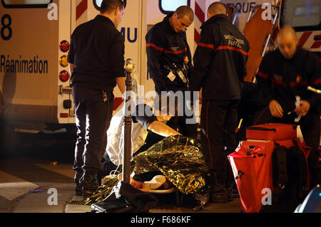 Paris, France. 14Th Nov, 2015. CORBIS OUT  = les victimes de la fusillade à la salle de concert Bataclan dans le centre de Paris sont évacués pour recevoir les premiers soins. Plus d'une centaine de personnes ont été tuées et plusieurs autres blessés lorsque des hommes armés ont ouvert le feu à l'intérieur du lieu que la capitale française a été la cible d'une série d'attaques meurtrières. Vidon-White Crédit : Maya/ZUMA/Alamy Fil Live News Banque D'Images