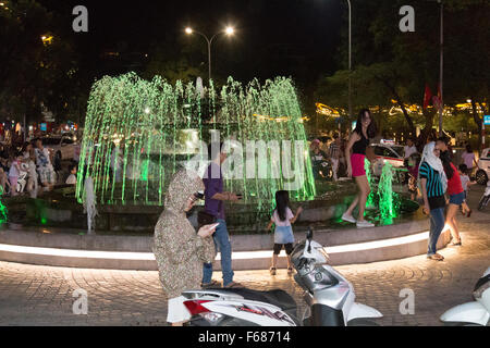 Dai Phun Nuoc fontaine où les jeunes se rassemblent et se retrouver en soirée, le centre-ville de Hanoi, Vietnam Banque D'Images