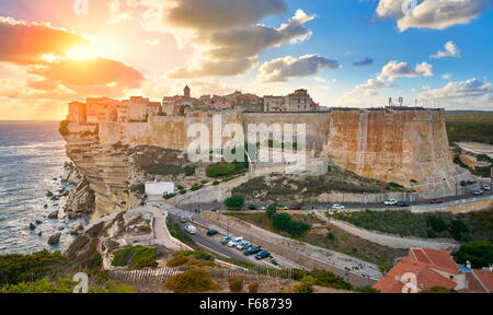 Coucher de soleil sur Bonifacio, Corse, France Banque D'Images