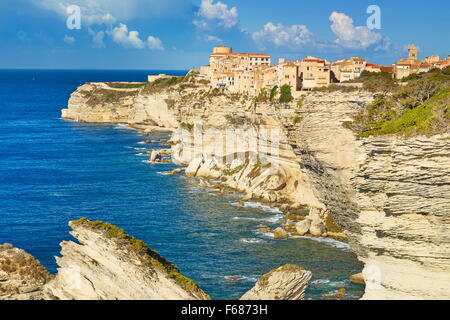 Binifacio situé sur la falaise de calcaire, Bonifacio, côte sud de la Corse, France Banque D'Images