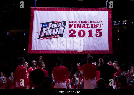 Madison, WI, USA. 13Th Nov, 2015. Les joueurs du Wisconsin montre en 2015 quatre finale flag est soulevée avant le jeu de basket-ball de NCAA entre l'ouest de l'Illinois et le Wisconsin Leathernecks Lutte contre les blaireaux au Kohl Center à Madison, WI. Western Illinois Wisconsin défait 69-67. John Fisher/CSM/Alamy Live News Banque D'Images