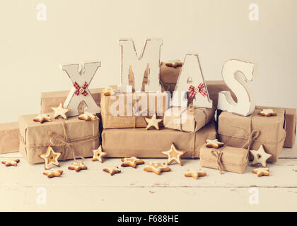 Carte de Noël. Biscuit de Noël cadeaux et décoration en bois avec lettres - Noël. Vintage stile. Banque D'Images