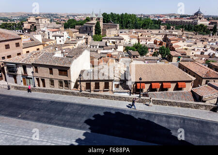 Tolède Espagne,Europe,Espagnol,site hispanique du patrimoine mondial,toits,vue,horizon,Hôpital de Tavera,dôme,Iglesia de Santiago del Arrabal,aérien Banque D'Images