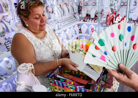 Tolède Espagne,Europe,espagnol,hispanique latin Latino immigrants ethniques minorités,shopping shopper shoppers magasins marché marchés Banque D'Images