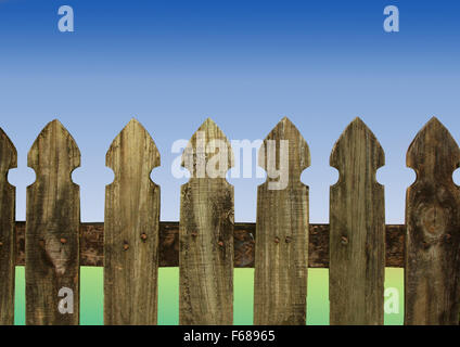 Close up d'une vieille clôture avec fond vert et bleu Banque D'Images