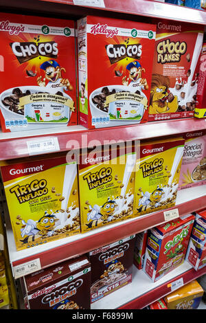 Tolède Espagne,Europe,Espagnol,magasin d'alimentation hispanique,supermarché,vente de vitrine,étagères,céréales pour petit déjeuner,Kellogg's,Gourmet,Spain150703123 Banque D'Images