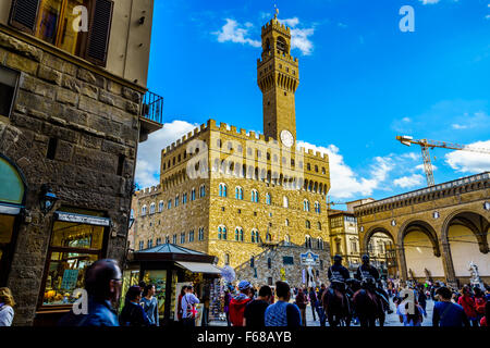 Florence, Italie - 19 octobre 2015 : les touristes visiter Piazza della Signaria à Florence, Italie le 19 octobre 2015. Banque D'Images