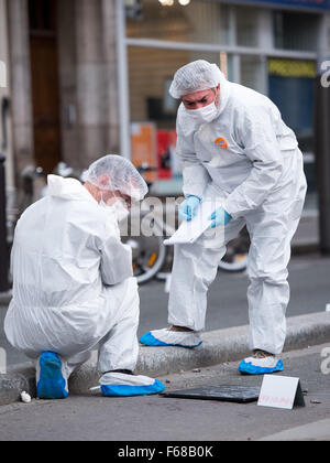 Nachts an der anlagestelle der dans Schutzanzügen sichern am 14.11.2015 vor dem chez Voltaire à Paris (Frankreich) Spuren. Bei einer Serie von Terroranschlägen in Paris und mindestens 120 Menschen getötet. Foto : Marius Becker/dpa (c) afp - Bildfunk Banque D'Images