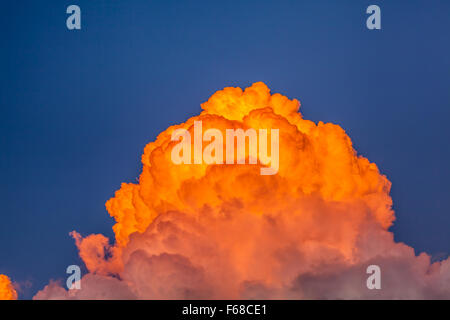 Sont venus après une journée ensoleillée, les nuages pour éclairer que dans le réglage de la couleur ont été joliment sun Banque D'Images