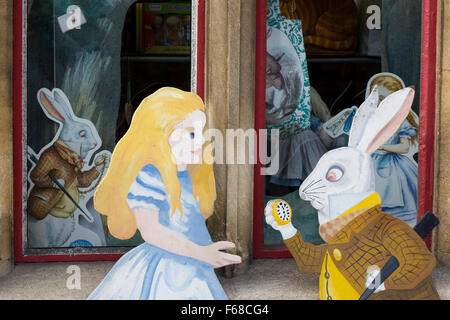 Statue d'Alice au pays des merveilles à la Boutique Alice à Oxford Banque D'Images