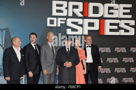 Berlin, Allemagne. 13Th Nov, 2015. Acteurs Burghart Klaussner (l-r), Sebastian Koch, l'acteur américain Tom Hanks, US réalisateur Steven Spielberg, actrice américaine Amy Ryan et acteur russe Mikhail Gorevoy assister à la première du film "Passerelle d'espions' à Berlin, Allemagne, 13 novembre 2015. Le film va commencer dans des cinémas à travers l'Allemagne le 26 novembre 2015. Photo : Britta Pedersen/dpa/Alamy Live News Banque D'Images