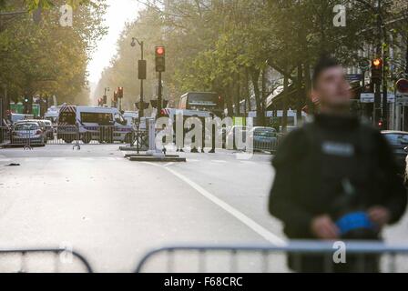 Paris. 14Th Nov, 2015. Les policiers montent la garde à l'extérieur de la salle de concert Bataclan à Paris le 14 novembre 2015. Credit : Zhou Lei/Xinhua/Alamy Live News Banque D'Images