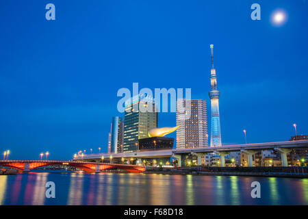 Et Tokyo Skytree pont Azumabashi avec lune,rivière Sumida, Tokyo, Japon Banque D'Images
