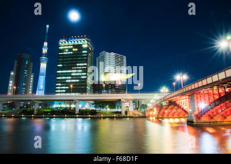 Et Tokyo Skytree pont Azumabashi avec lune,rivière Sumida, Tokyo, Japon Banque D'Images