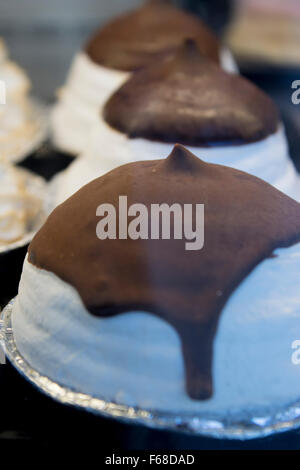 Couverts de chocolat meringues Banque D'Images