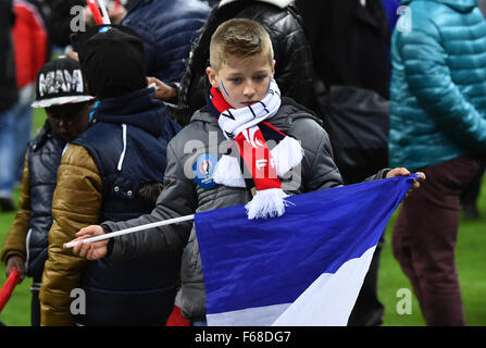 Paris, France. 13Th Nov, 2015. Un jeune partisan de la France se distingue dans le stade de l'après le match de football amical entre la France et l'Allemagne au Stade de France à Paris, France, 13 novembre 2015. Le stade a été évacué après trois bombes ont explosé dans le Nord de Paris, France, FIN 13 novembre 2015. Photo : Uwe Anspach/dpa/Alamy Live News Banque D'Images