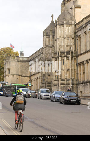 Circonscription cycliste passé Christchurch à Oxford en Angleterre Banque D'Images