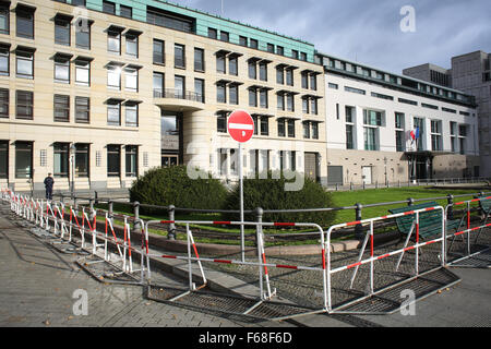 Berlin, Allemagne. 14Th Nov, 2015. Un policier monte la garde devant l'Ambassade de France à Berlin, Allemagne, le 14 novembre 2015. Plus de 100 personnes ont été tuées dans une masse d'otages à Paris un concert hall le vendredi et bien d'autres étaient morts dans une série d'attentats et de fusillades. Credit : Zhang Fan/Xinhua/Alamy Live News Banque D'Images
