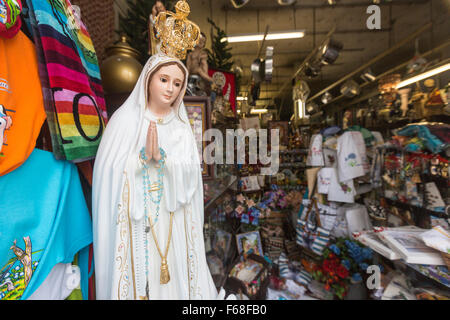 Vierge Marie dans un magasin de souvenirs à Ponta Delgada, São Miguel, Açores, Portugal Banque D'Images