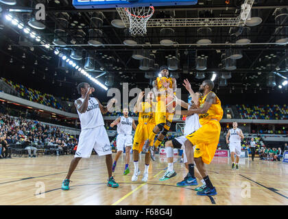 Le Parc olympique, Londres, Royaume-Uni, le 13 novembre, 2015. Aucun des Lions 11 Nick Lewis dans le panier. Win 85-60 Lions. copyright Carol Moir/Alamy Live News Banque D'Images