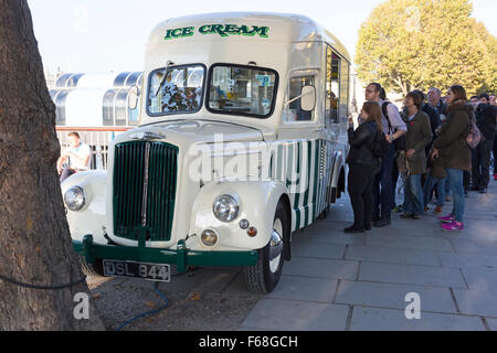 Les gens font la queue pour la crème glacée à partir d'un 1950 Morris van Commercial, South Bank, Londres Banque D'Images