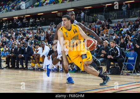 Le Parc olympique, Londres, Royaume-Uni, le 13 novembre, 2015. Aucun des Lions 14 Jamal Williams poussé vers l'avant. Win 85-60 Lions. copyright Carol Moir/Alamy Live News Banque D'Images