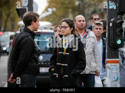 Paris, France. 14Th Nov, 2015. En deuil sont vus à l'extérieur de la salle de concert Bataclan à Paris, France, le 14 novembre 2015. Credit : Zhou Lei/Xinhua/Alamy Live News Banque D'Images