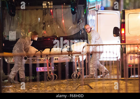 Paris, France. 14Th Nov, 2015. Les médecins légistes charger un corps dans un van à l'extérieur du théâtre Bataclan à Paris, France, 14 novembre 2015. PHOTO : MARIUS BECKER/DPA/Alamy Live News Banque D'Images