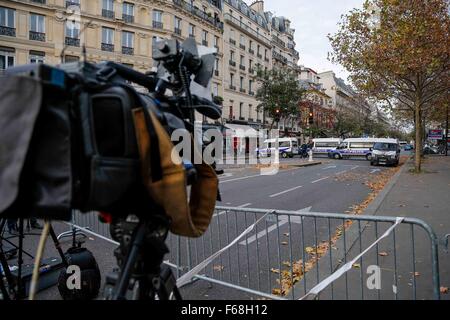 Paris, France. 14Th Nov, 2015. Les journalistes attendent devant la salle de concert Bataclan à Paris, France, le 14 novembre 2015. Credit : Zhou Lei/Xinhua/Alamy Live News Banque D'Images